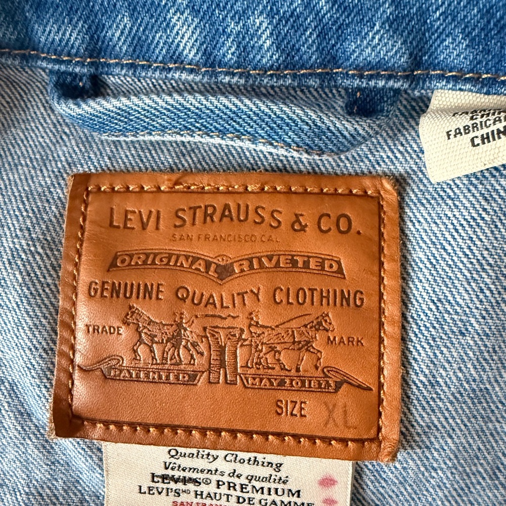 Levi's 90’s Trucker Style Light Blue Denim Jacket with “Geo Florals” Detail - Picture 7 of 9
